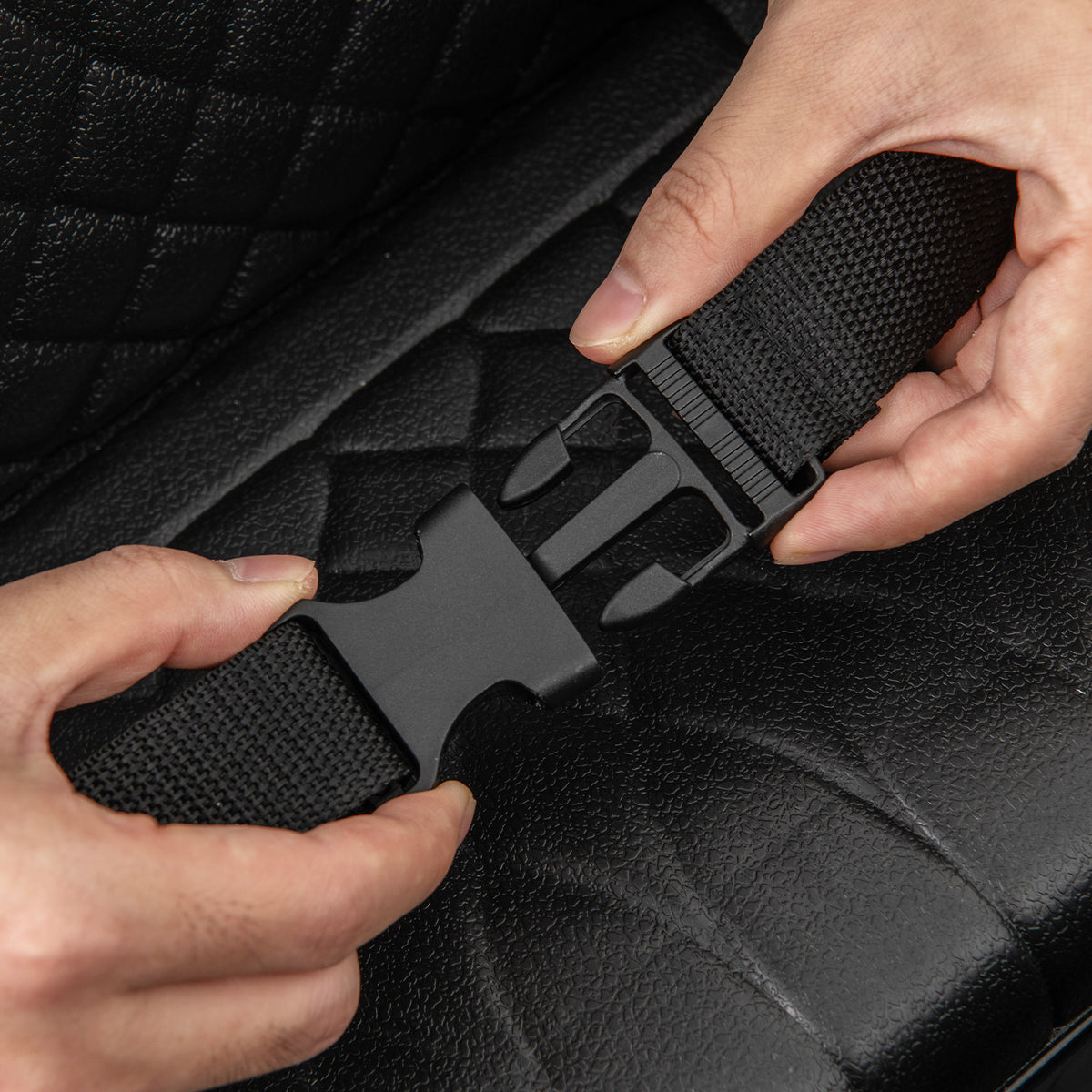 12V Kid Ride on Police Car, the kids electric car seat showing hands fastening the black safety belt buckle