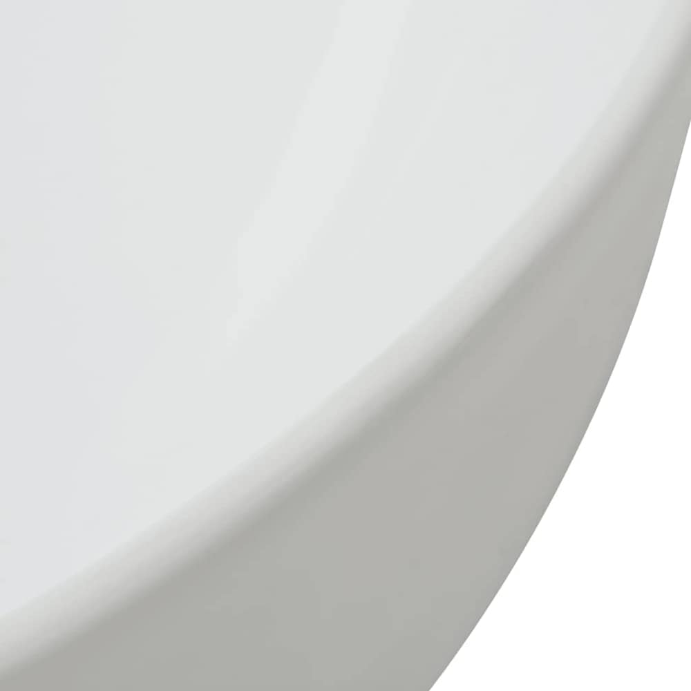 Close-up of the smooth curved edge of the white ceramic basin