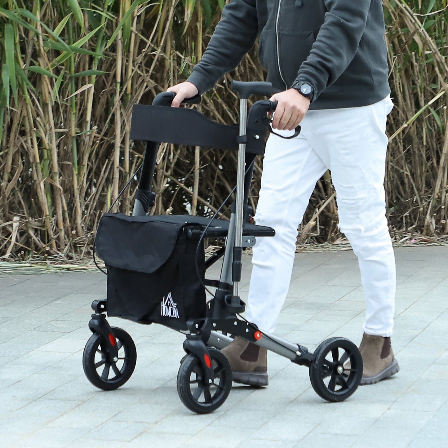 HOMCOM مشاية بعجلات رباعية مع مقعد ومسند ظهر، مشاية قابلة للطي للتنقل مع حقيبة حمل، ارتفاع قابل للتعديل، مكابح مزدوجة، حامل عصا، إطار مشي خفيف الوزن من الألومنيوم لكبار السن والمعاقين، فضي