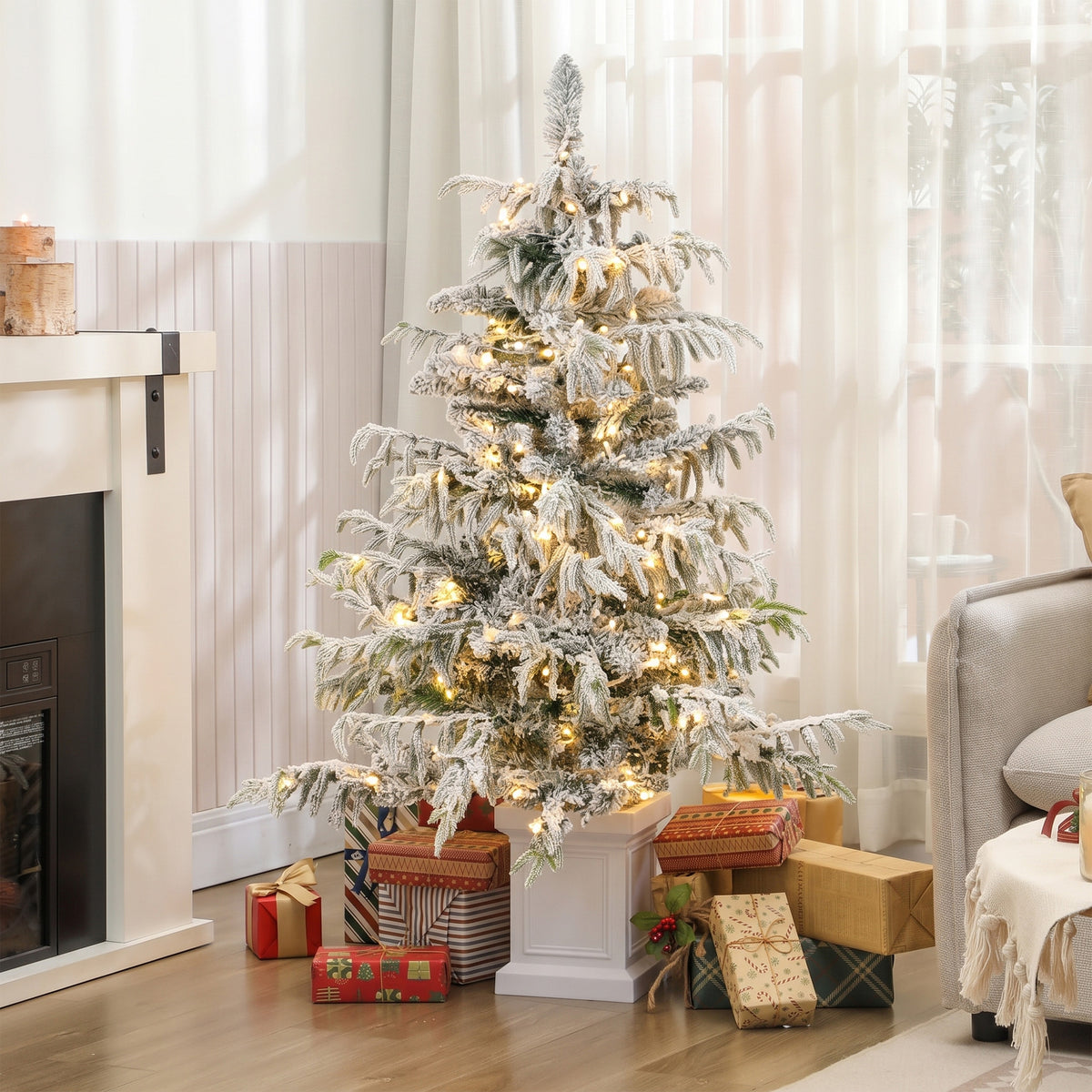 HOMCOM 4ft Prelit Flocked Christmas Tree in Green and White