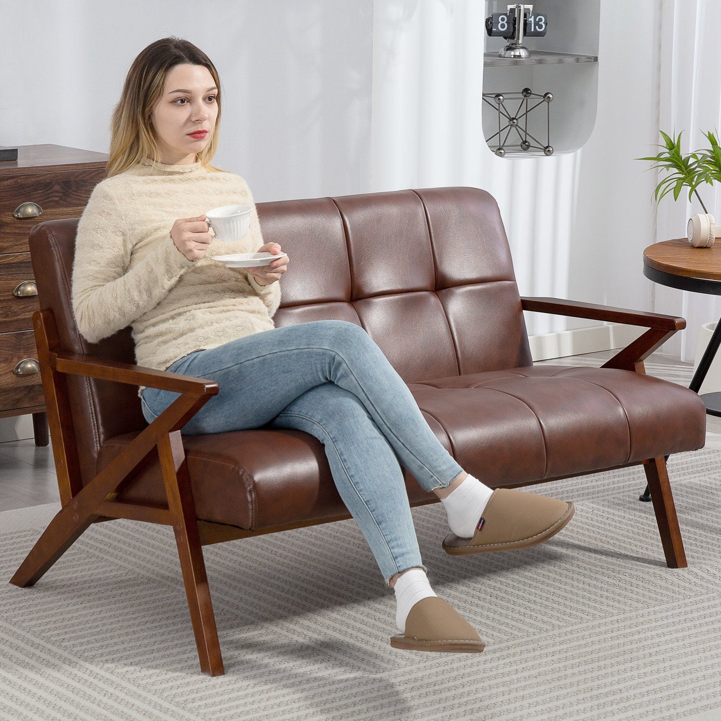 كنبة مقعدين صغيرة من هوم كوم، كنبة Love seat عتيقة منجدة بأزرار مع أرجل من الخشب الصلب، كنبة جلد صناعي صغيرة لغرفة المعيشة وغرفة النوم والمكتب المنزلي، 133 × 81 × 78.5 سم، بني