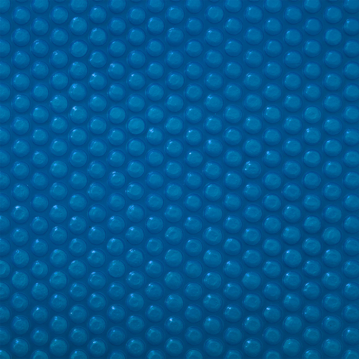 the pool cover material close up highlighting the blue bubble design